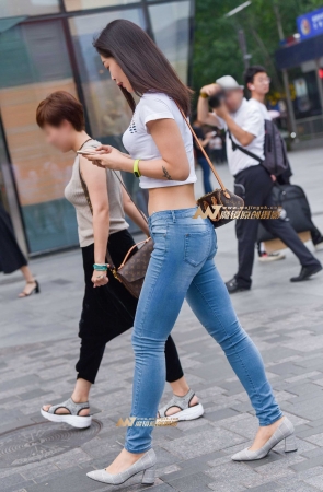 身材高挑的性感低腰仔裤美女