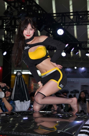 车顶上的黑丝小姐姐