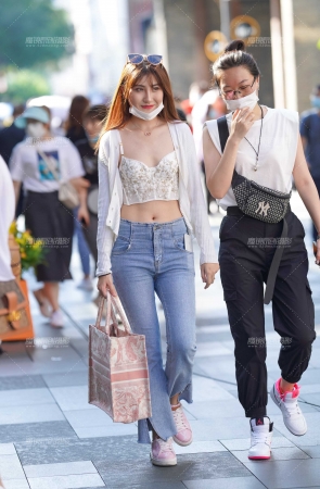 牛仔裤美眉