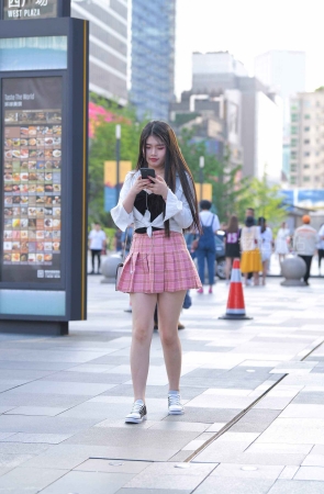 街拍粉色小短裙少女