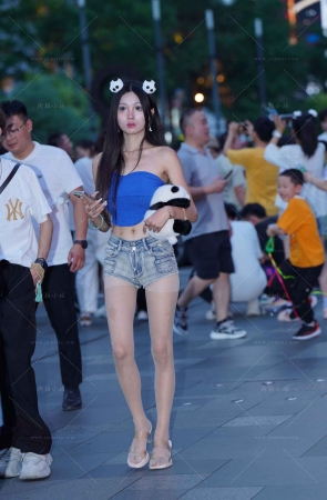 街拍热牛库里丝长腿美女