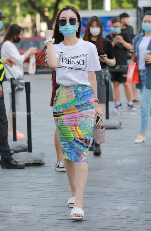 彩色包臀裙小姐姐