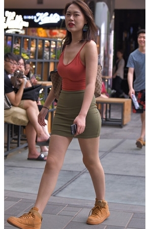 吊带包臀裙美女(25P)[640M/JPG]