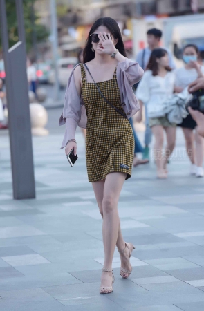 格子裙美女