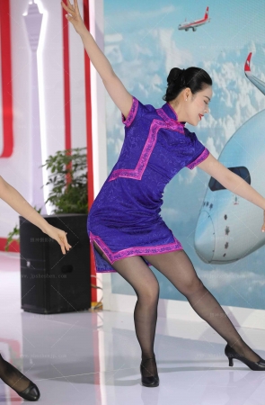 川航历代旗袍开衩露黑丝袜根空姐舞姿优美