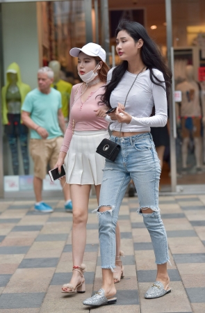 美腿百褶裙小姐姐