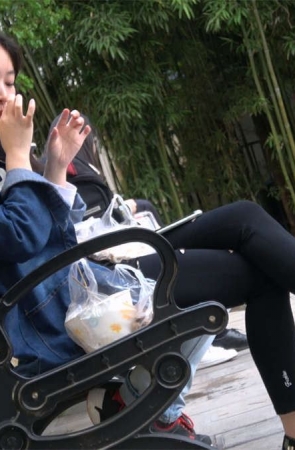 坐在凳子上吃东西的肉丝美足