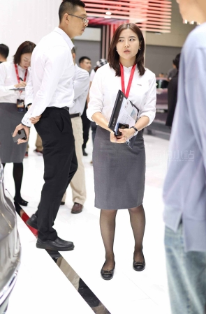 白衬衫美女销售
