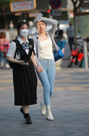 玻璃街拍作品 - 浅蓝牛小姐姐