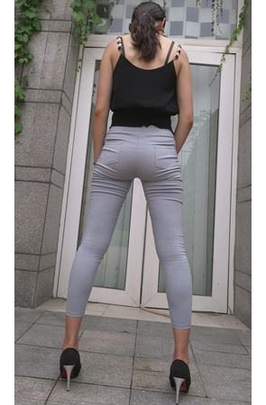 模拍灰色紧身裤美女