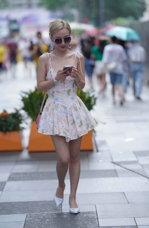 吊带裙，墨镜女