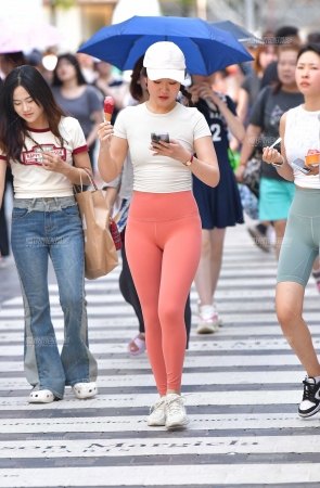 &闺蜜紧身裤美女