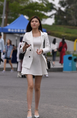 白短裙高跟美腿