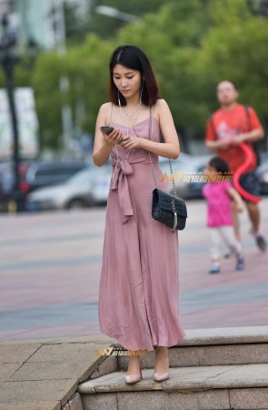 夜幕下偶遇性感贴身吊带裙小女人