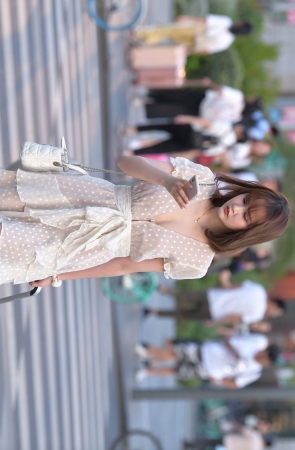 低胸性感小姐姐