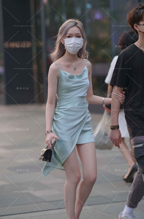 吊带裙美腿女盆友