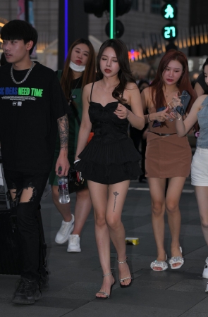 黑色吊带纱裙 22-05-05