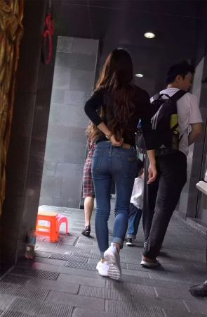 极品紧绷蓝色牛仔裤漂亮美女