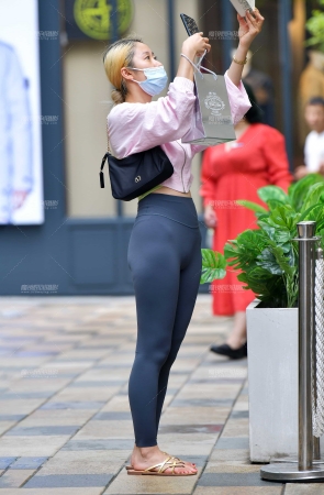 &雨后超紧瑜伽裤美女