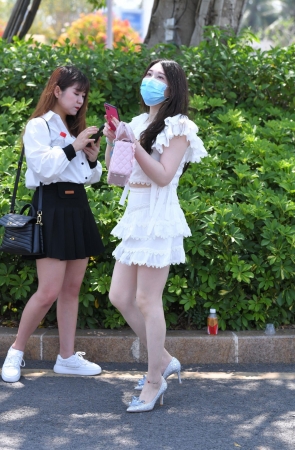 白短裙高跟鞋美女