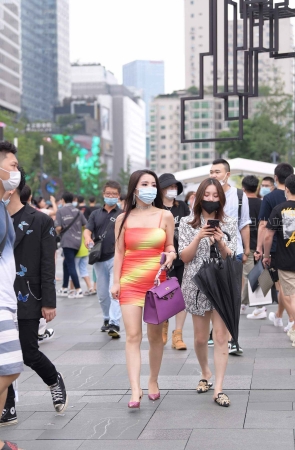 街拍性感包臀裙女子