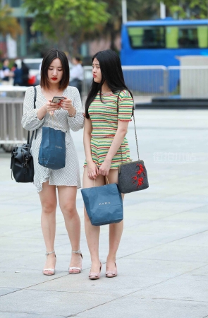街拍高跟美腿美眉