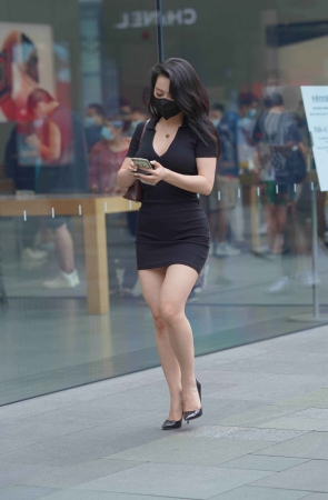 黑色包臀裙高跟街拍美女