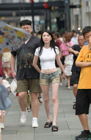 23711-3=104√看着都舒服，夏日热裤媳妇