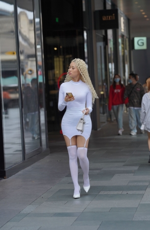 白色连体包臀裙妹子