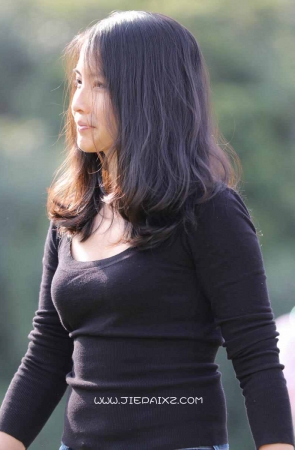 牛仔美女做了外国人的老婆，依然散发迷人风采。