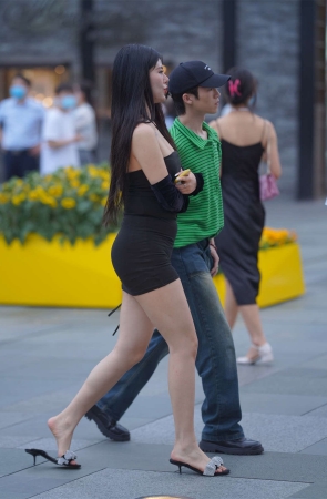 黑色紧身包臀裙