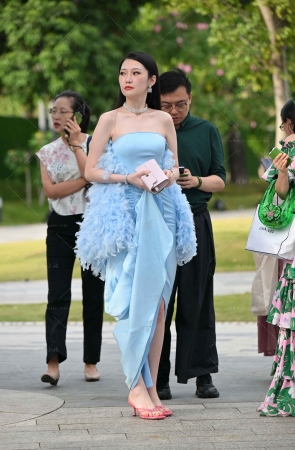 蓝色晚装长裙，玉zu凉高跟美女