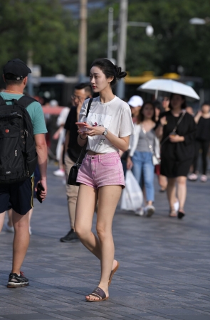 粉红短裙长腿美女