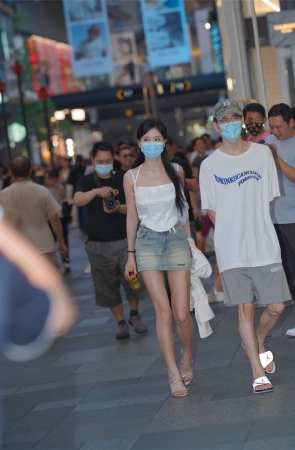 高挑靓丽牛仔短裙