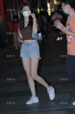 街拍热牛小姐姐