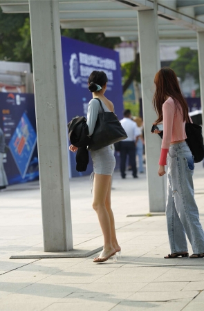 蓝色紧身包臀裙美腿