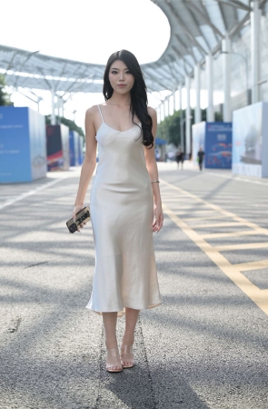 白色丝质吊带裙