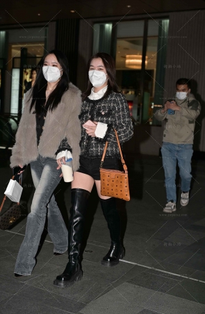 跟闺蜜逛街，长靴美眉