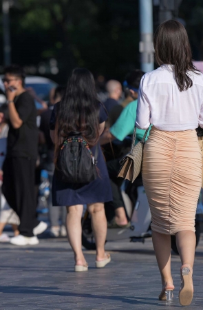 性感的黄色包臀裙美女