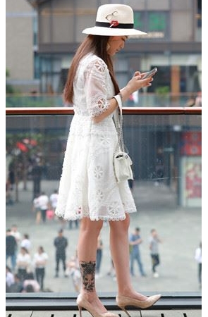 白色连衣裙纹身小姐姐(40P)