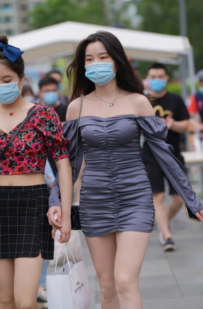 戴口罩的包臀妹子