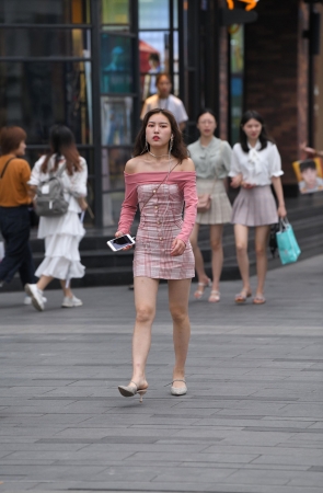 抹胸包屯裙长腿美女