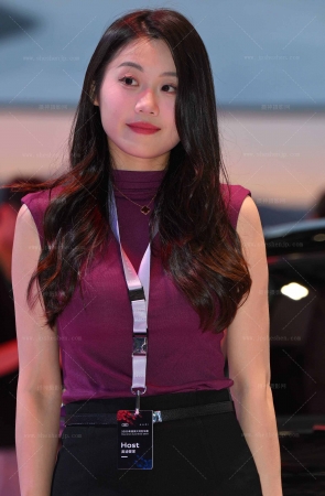 2561-61-102√车展内-美腿美足闺蜜-喜欢哪个呢？