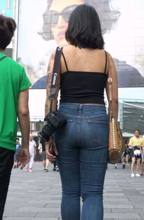 黑色吊带衫紧身蓝牛性感美女
