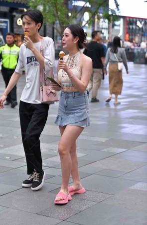 穿着粉色拖鞋出街的美眉