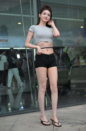 黑色短裤高跟凉拖
