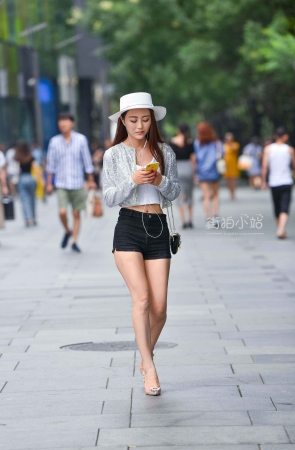 街拍白色帽子大长腿美眉