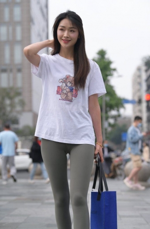 一始街拍作品  灰色瑜伽裤美女 [709P1V-24.1GB]