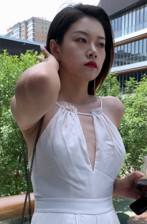 [一始专区] 性感白裤美女