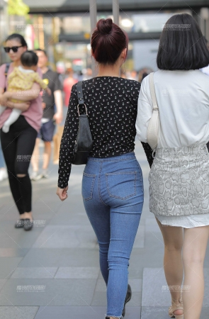紧身牛仔裤小妹
